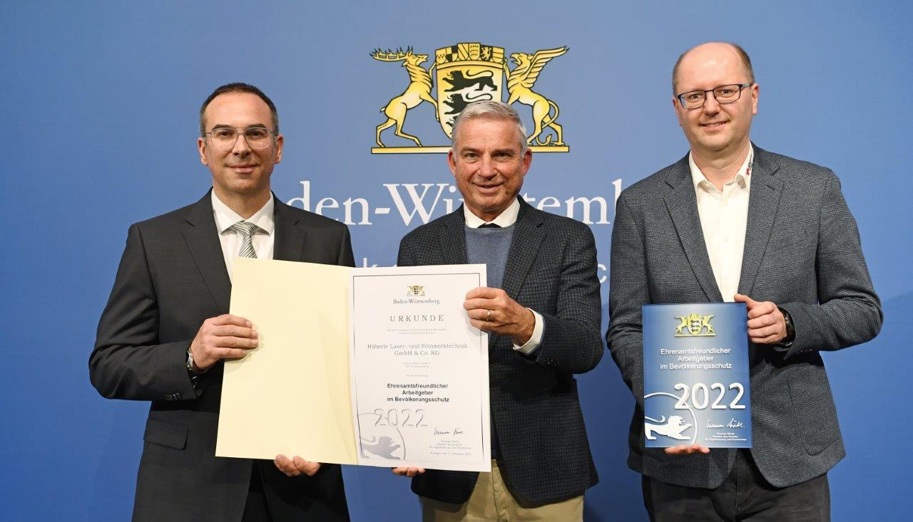 Minister Strobel überreicht Geschäftsführer Thomas Frietsch Auszeichnung "Ehrenamtsfreundlicher Arbeitgeber im Bevölkerungsschutz 2022